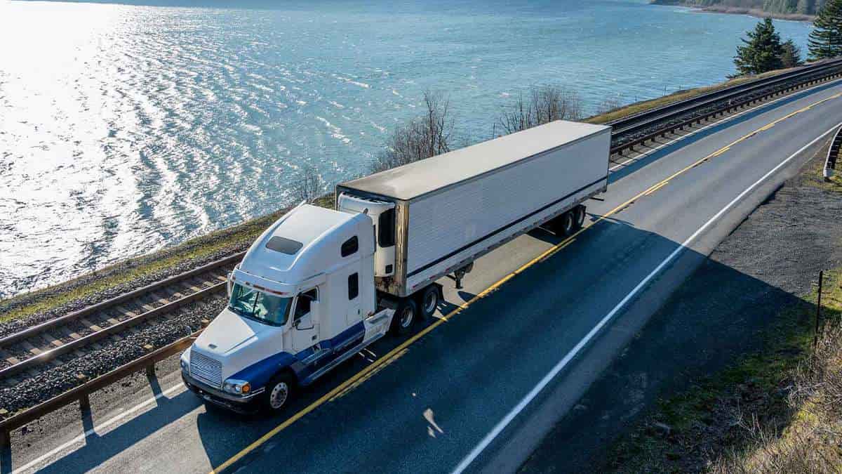 Camión de transporte de carga con remolque para descarga